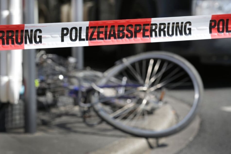 Der junge Radler schleuderte zu Boden. (Symbolbild)