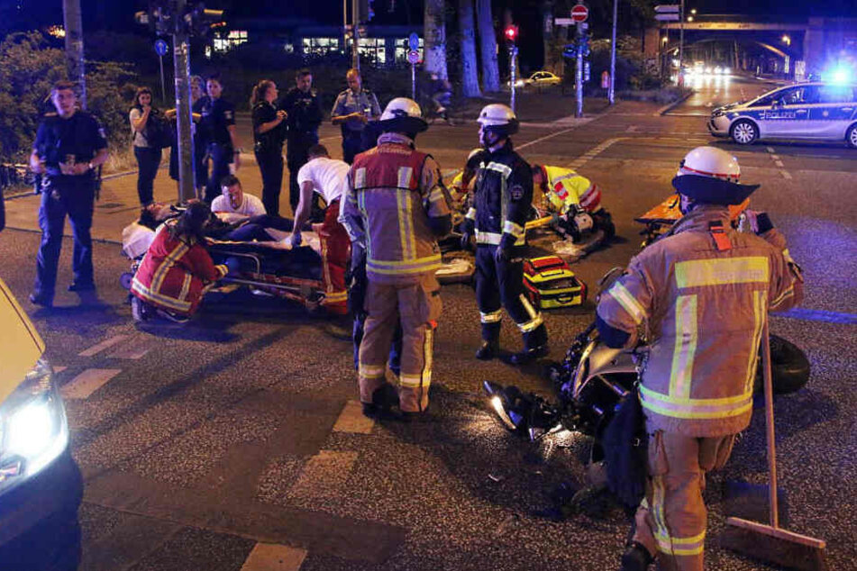 Rettungskräfte kümmern sich um die Schwerverletzten.