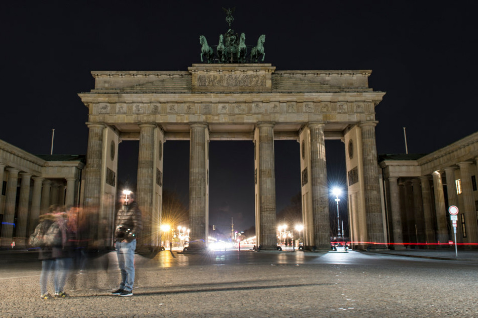 Das unbeleuchtete Brandenburger Tor zu Beginn der Aktion "Earth Hour" (Archivbild).