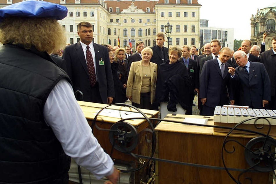 Im September 2001 besuchte Russlands Präsident Putin die Stadt Dresden. Kurt Biedenkopf führte den Russen bei Schalk vorbei.