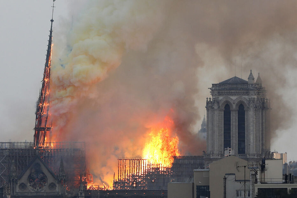 Flammen und schwarzer Rauch dringen aus der Kathedrale.