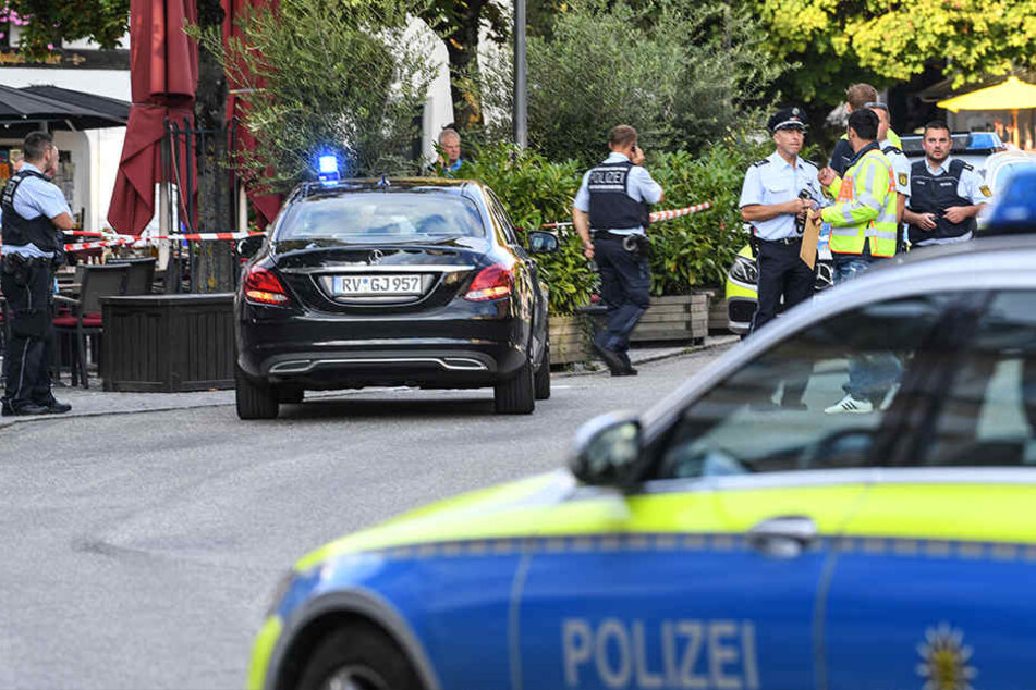 Polizisten stehen am Freitag am abgesperrten Tatort auf dem Marienplatz in Ravensburg.