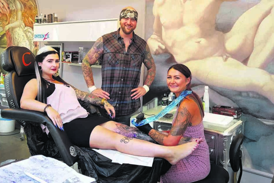 Bloggerin Lyn Künstner (28) lässt sich im Zwickauer Studio des Tattoo-Papstes Randy Engelhard (41) von Tätowiererin Peggy-Lou (31) ihr Bein verschönern.