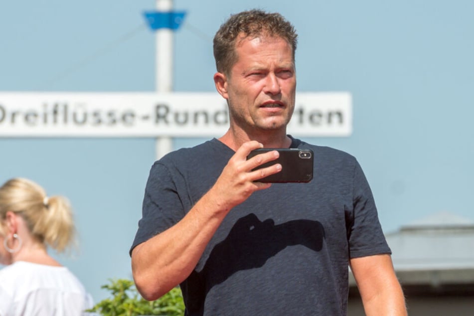 Til Schweiger (55) hält mit seinem Handy fest, was er sieht.