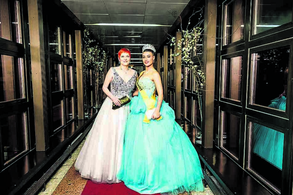 Morgenpost-Reporterin Katrin Koch (l.) und Mona Schafnitzl im Miss-Kleid mit Schärpe und Krone.