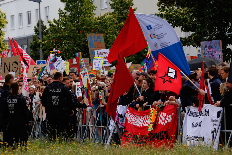 Tausende Menschen protestieren vor Kölner Gymnasium gegen AfD-Parteitag