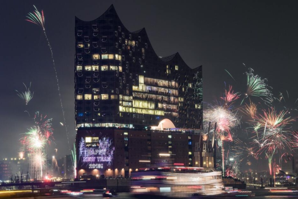 Feuerwerkskörper explodieren am Neujahrstag an der Elbphilharmonie.