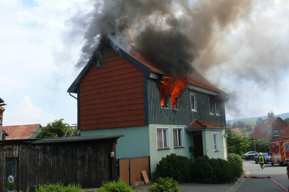 Innerhalb kürzester Zeit breitete sich der Brand auf das komplette Obergeschoss aus.