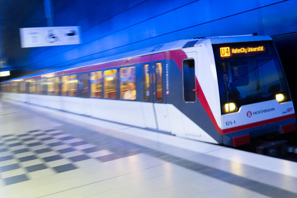 Ein Zug der Linie U4 fährt zur Haltestelle Hafencity Universität. Bald könnte es bis zum Kleinen Grasbrook gehen.