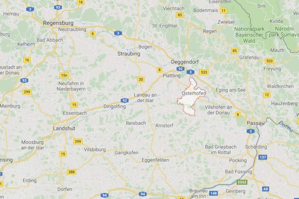 An einem Bahnhof in Osterhofen-Altenmarkt in Bayern ist es zu einem schrecklichen Unglück gekommen.