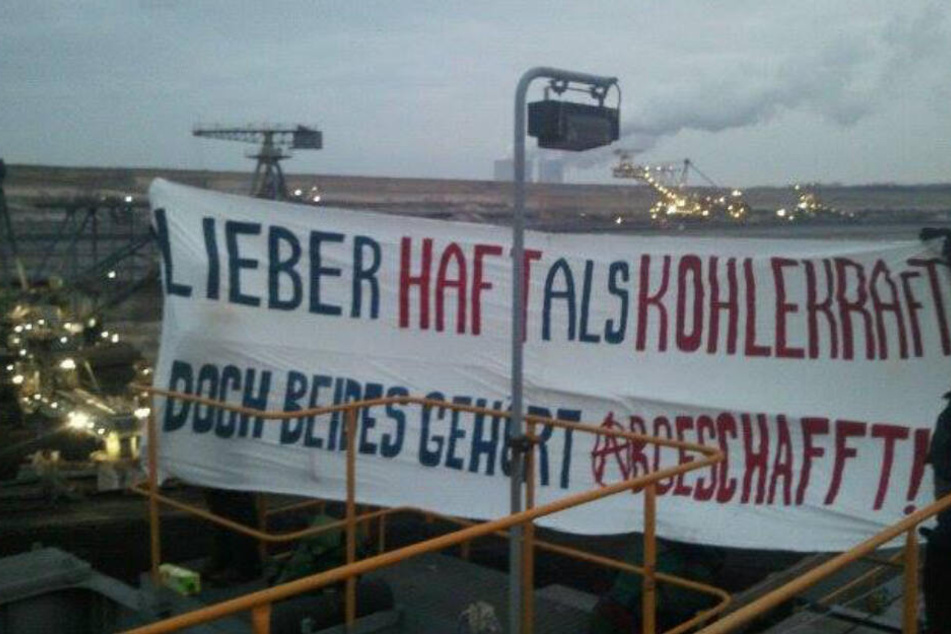 Dieses Banner brachten Umwelt-Aktivisten im vergangenen Februar an einem Kohlebagger nahe Pödelwitz' an.