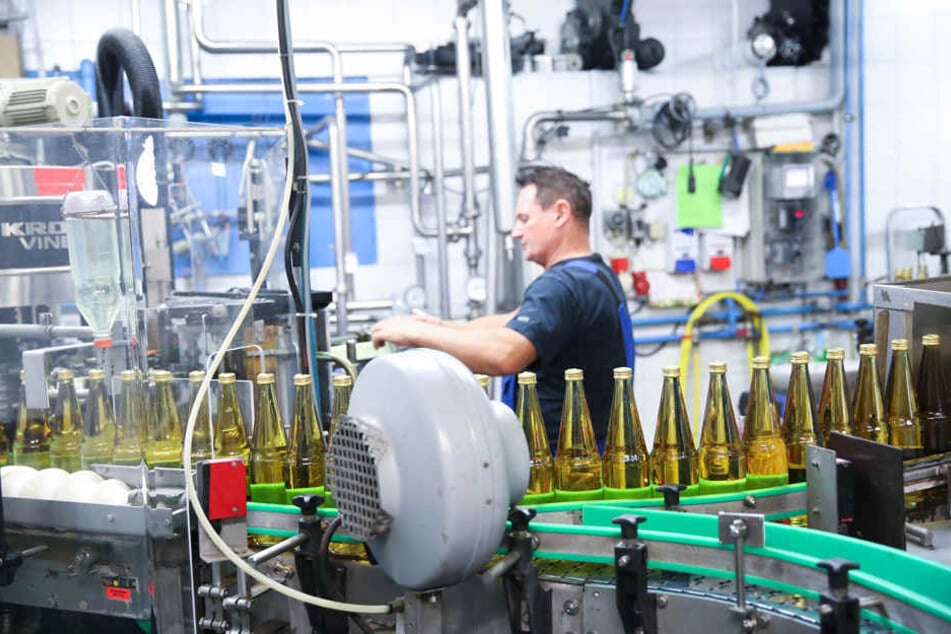 Besucher konnten zuschauen, wie der Saft in Flaschen gefüllt wird.