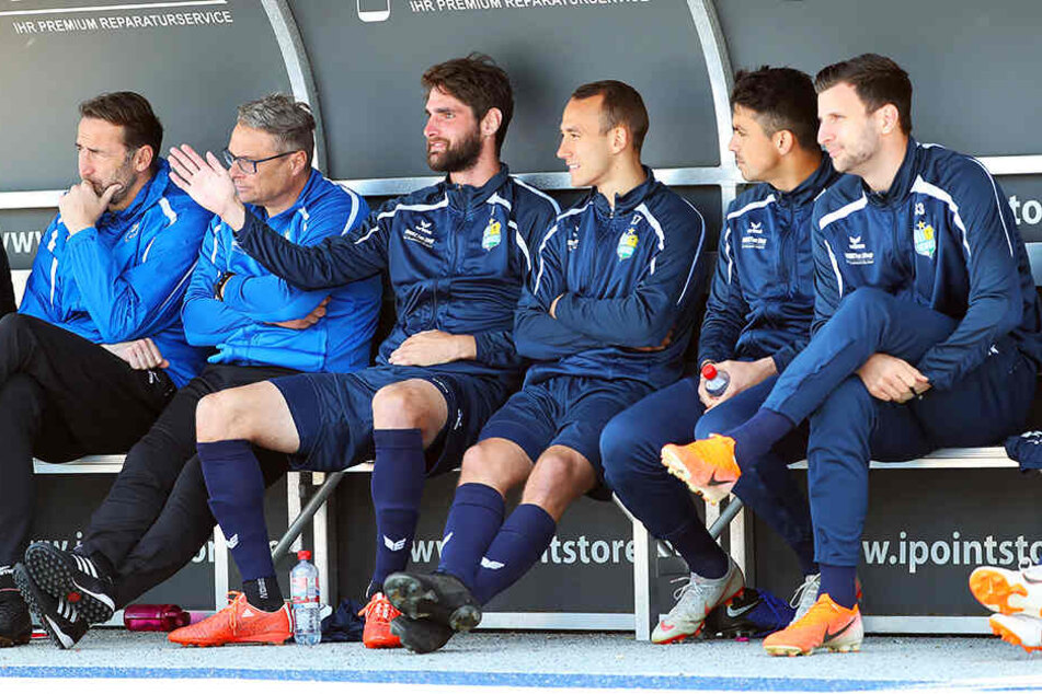 Die Ersatzbank war in Berlin namhaft besetzt. Neben Torwarttrainer Thomas Köhler und Physio Olaf Renn nahmen Abwehrchef Niklas Hoheneder, Timo Mauer, Kostadin Velkov und Torjäger Dejan Bozic (v. l.) Platz.