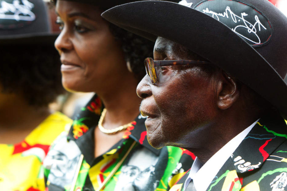 Präsident Mugabe (93) trug einen mit seinem Konterfei bedruckten Anzug in den Parteifarben schwarz, gelb, rot und grün.