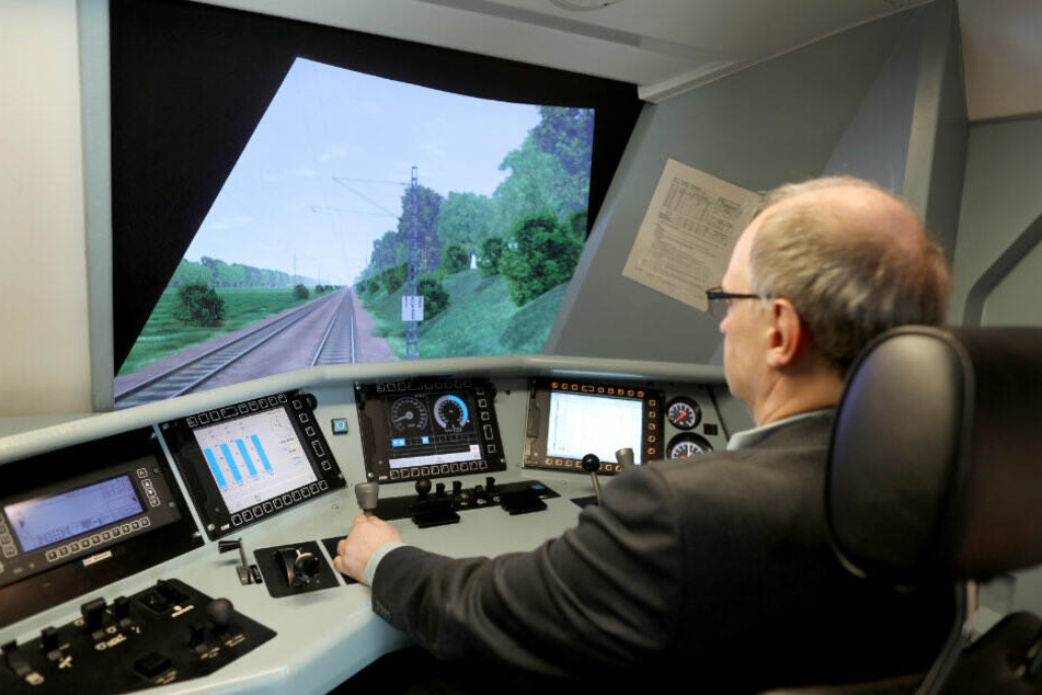 Ein Mitarbeiter der Bahn trainiert im Zugsimulator.