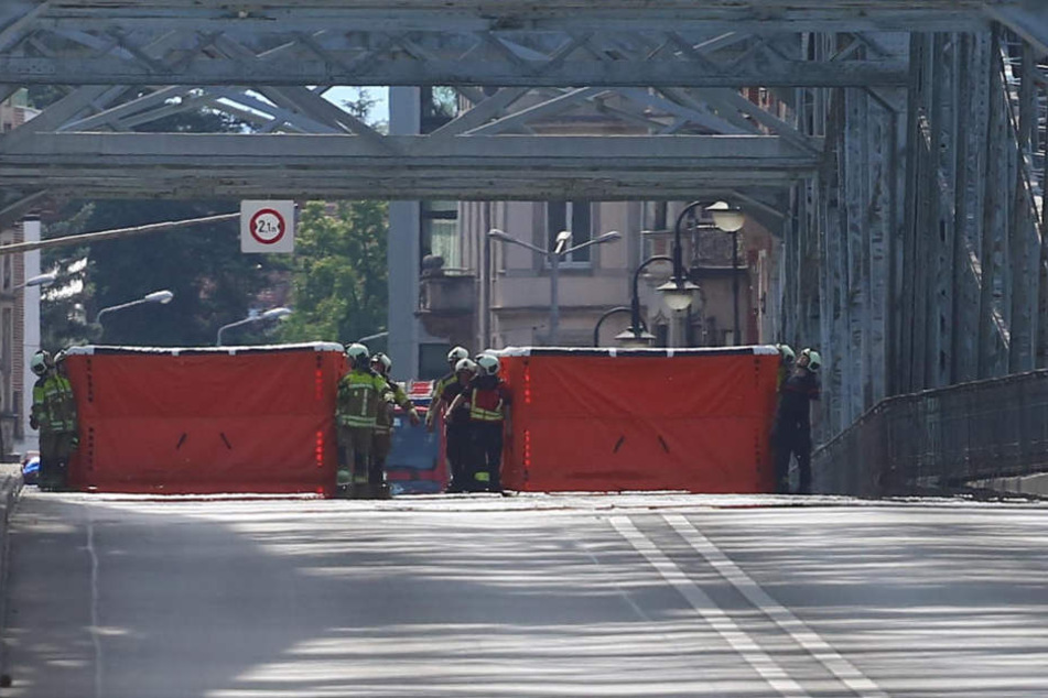 Die Feuerwehr hatte Sprungkissen auf der Brücke platziert.
