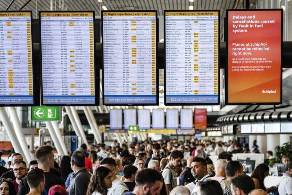 Passagiere am Flughafen Amsterdam.