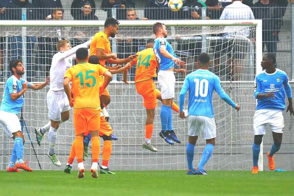 Jakub Jakubov (2.v.l.) kassierte bei der CFC-Generalprobe gegen Alanyaspor ein vermeidbares Gegentor, bleibt aber die Nummer 1.