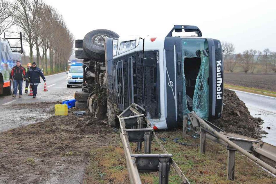 Beim seitlichen Umkippen verlor der Lkw mehrere Tonnen Erde, die sich auf den Straßen ausbreiteten.