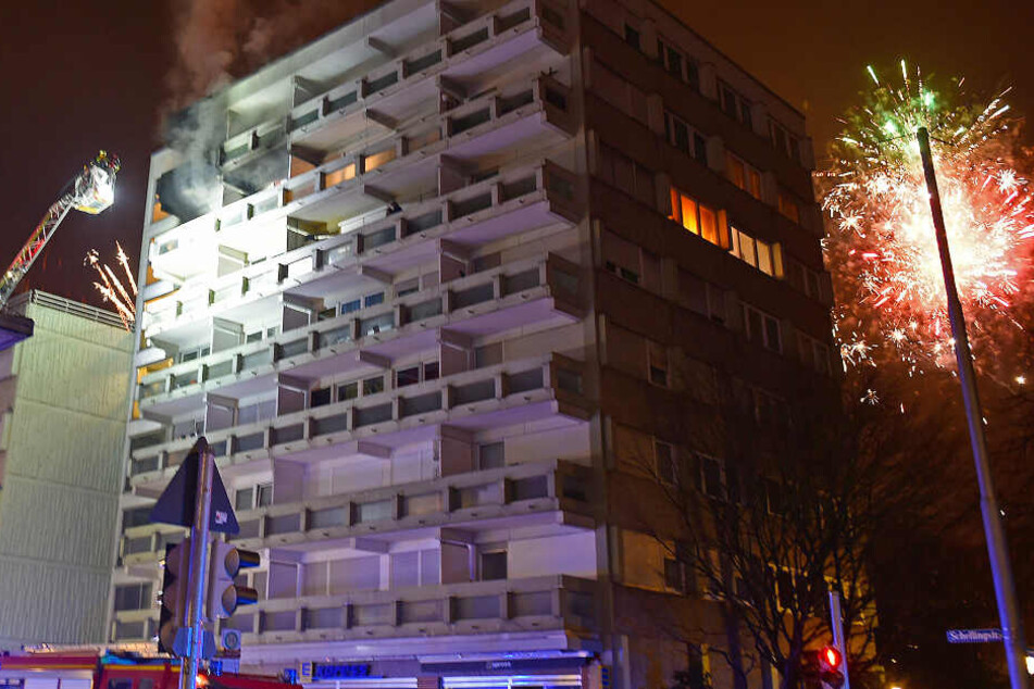 Ein Passant meldete der Feuerwehr, dass in der Schelllingstraße im sechstem Obergeschoss Feuer zu sehen sei.
