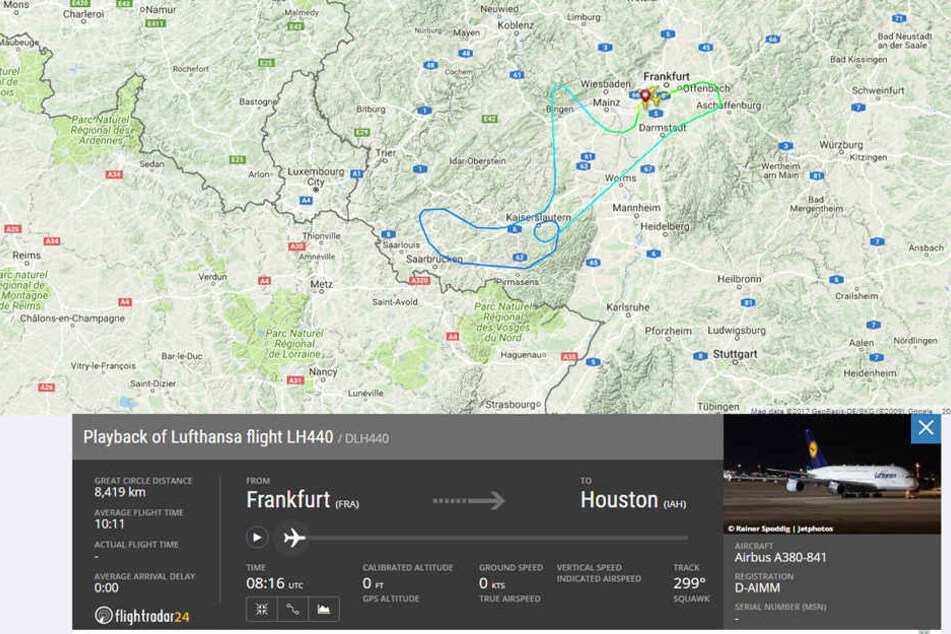 Bei Flightradar24 sieht man, wie die Maschine eine Schleife fliegen musste.