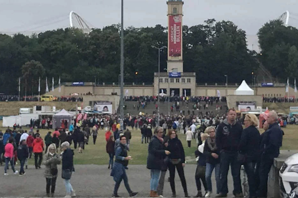 Teils seit den Morgenstunden warten die ganz harten Fans vor der Red Bull Arena!