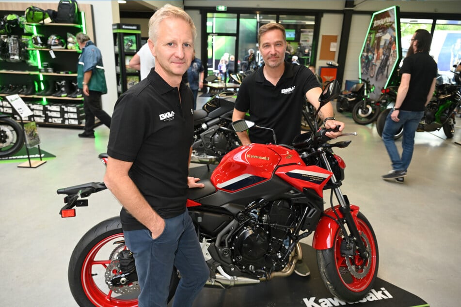 René Knöfler (50, l.) und Dirk Beier (48) verkaufen neue und gebrauchte, konventionelle und elektrische, schnelle und gemütliche Bikes.