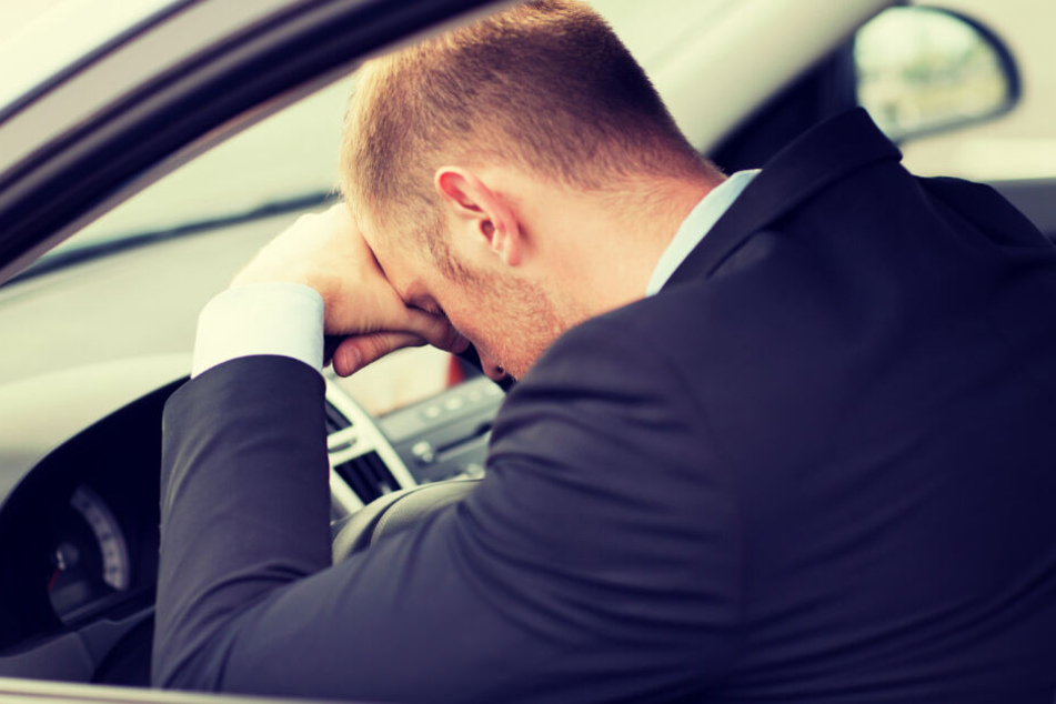 Der Fahrer wurde durch den Unfall in seinem Wagen eingeklemmt (Symbolfoto).