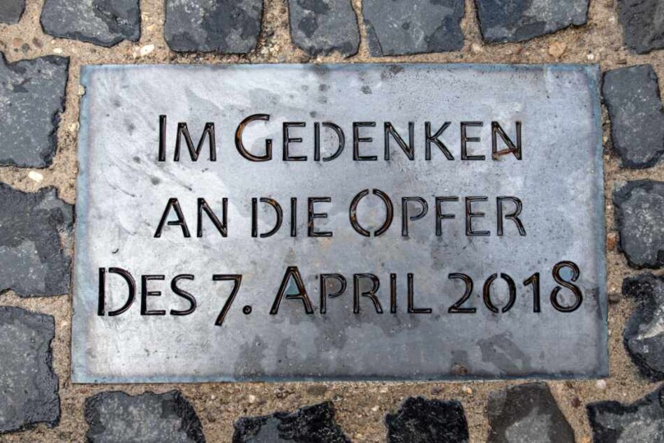 Eine Gedenktafel erinnert an die Opfer.