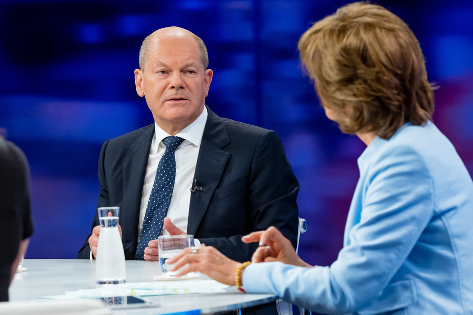 Bundeskanzler Olaf Scholz (64, SPD) spricht in der ZDF-Sendung mit Maybrit Illner (57).