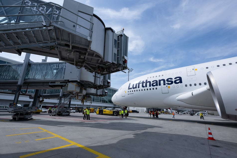 Eine Lufthansa-Maschine steht am Gate in München. Zahlreiche Flüge der Gesellschaft werden am Mittwoch wohl nicht stattfinden.