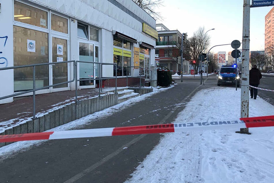 Bei einem Einsatz in Neubrandenburg traf ein Polizist einen Einbrecher tödlich mit einer Kugel aus seiner Dienstwaffe.