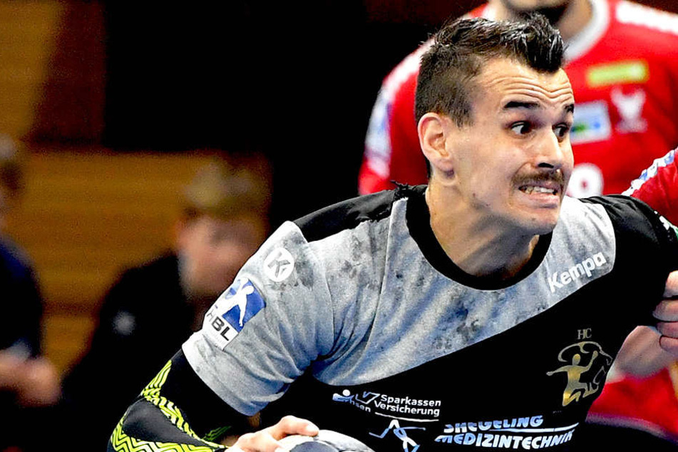 Roman Becvar (l.) zerrte in Hüttenberg vehement an den Ketten und erzielte sieben Tore beim ersten Auswärtssieg der Saison.