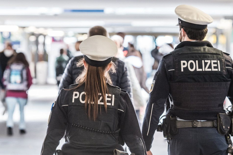 Die Bundespolizei ermittelt wegen zahlreicher Delikte gegen den 36-Jährigen. (Symbolbild)