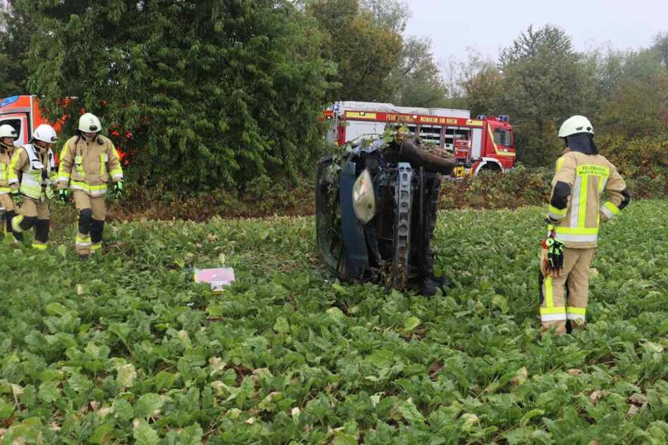 Am Ende konnte die Fahrerin leicht verletzt von Zeugen des Unfalls geborgen werden.