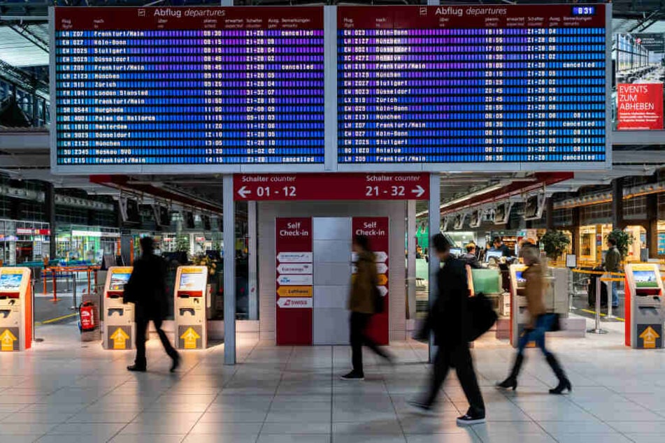 Die Anzeigetafel macht klar: Am Donnerstag fallen zahlreiche Verbindungen von und nach Frankfurt aus. Am Freitag auch eine Verbindung von und nach München.