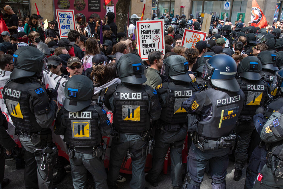 Polizisten und Demonstranten geraten bei der 1.Mai-Demo in Stuttgart aneinander.
