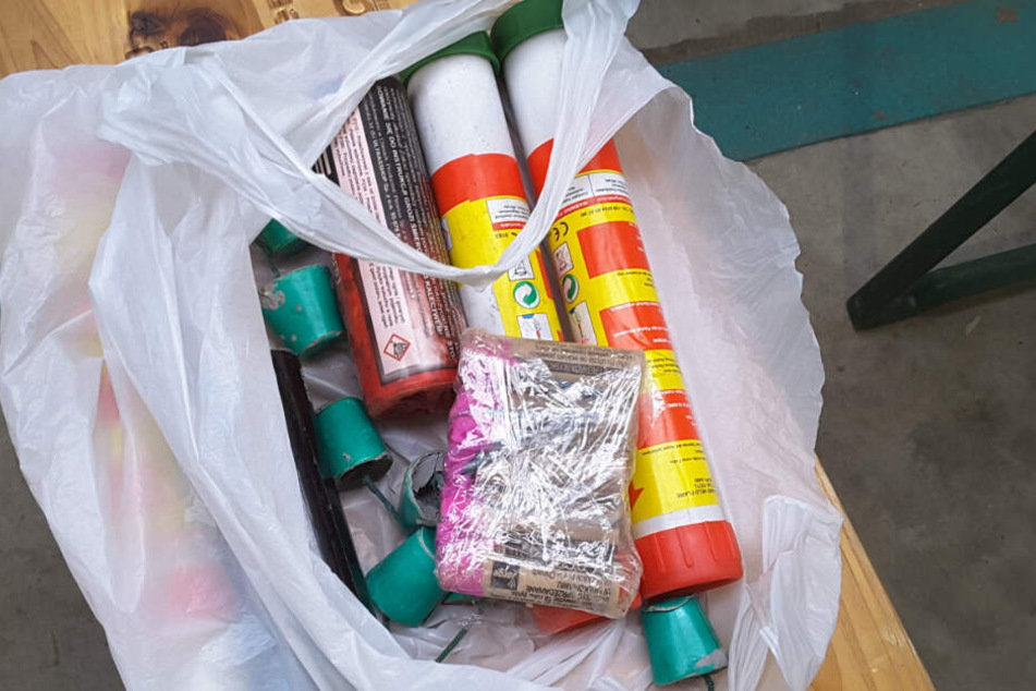 Verbotene Pyrotechnik wurde beschlagnahmt.