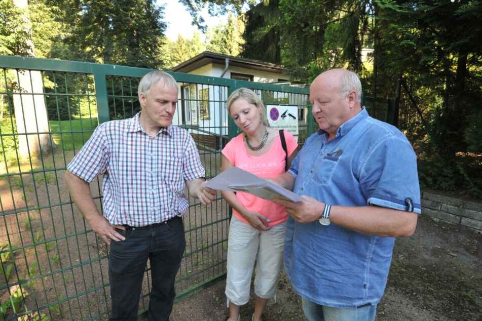 Die Stadträte Bernhard Herrmann (50, l.) und Peggy Schellenberger (40) trafen sich gestern mit Stephan Franke (63).