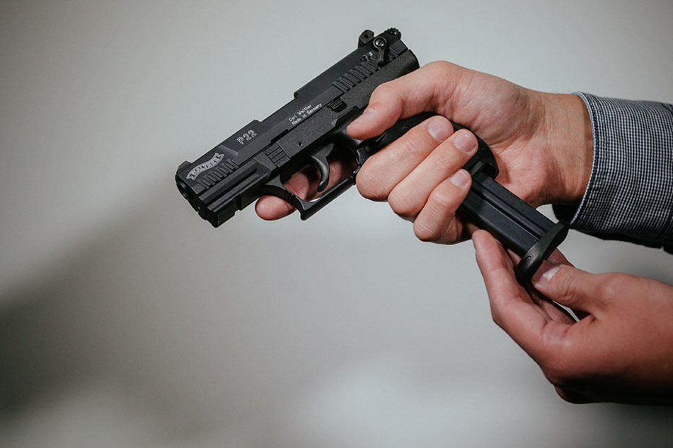 Der 16-jährige Jugendliche gab vor einer Mitschülerin mit einer Waffe in einer Schule an. (Symbolbild)