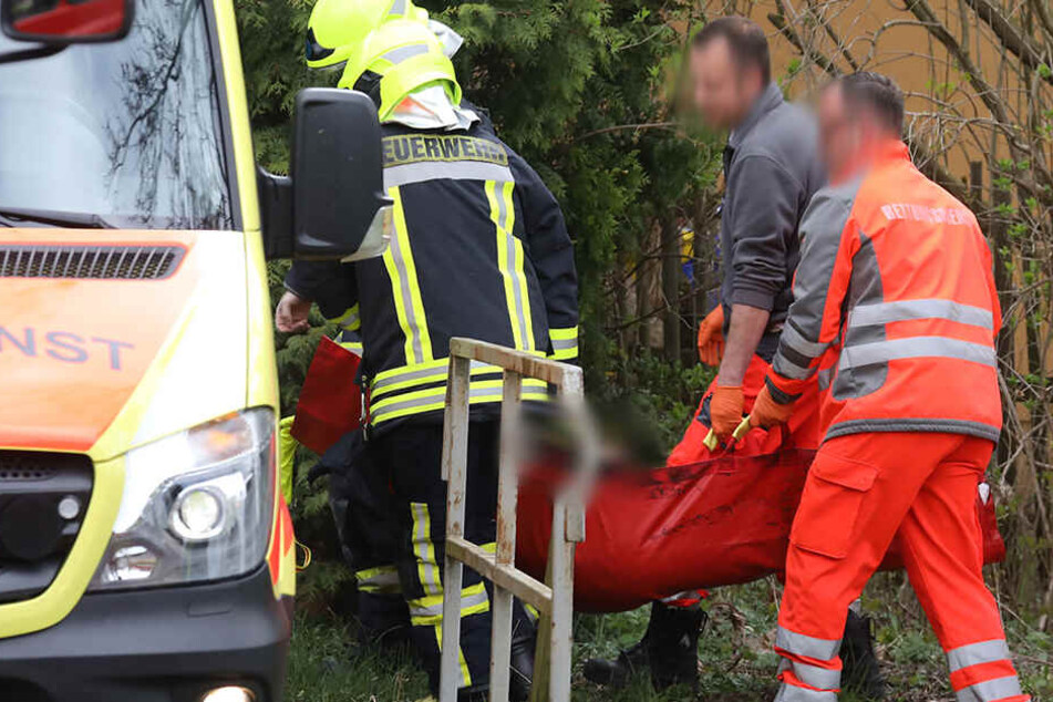 Der Fahrer wurde mit einem Tragetuch gerettet.