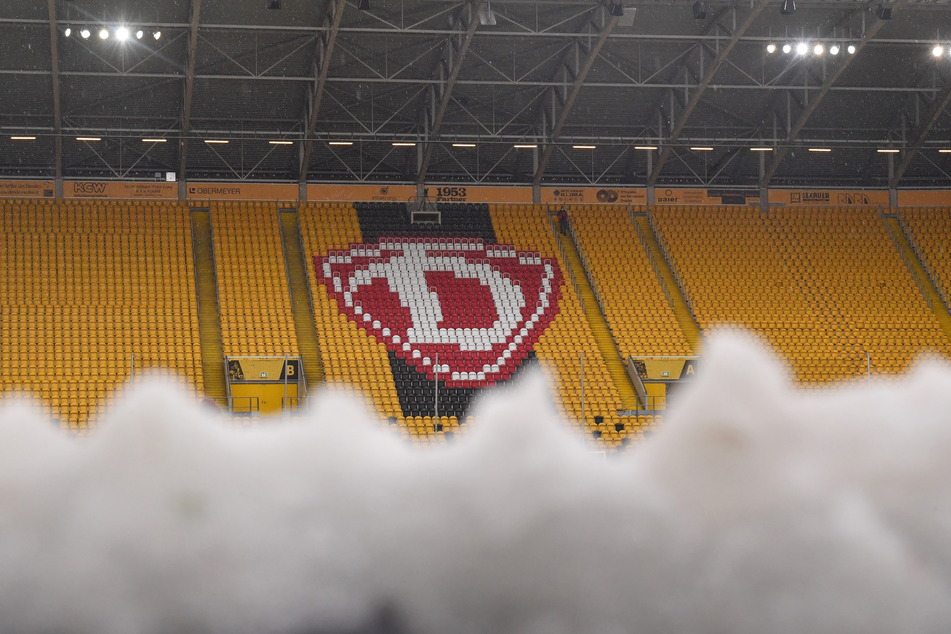 Schnee im Rudolf-Harbig-Stadion! Aufgrund des stundenlangen Schneeregens fiel die Partie gegen die kleinen Bayern buchstäblich ins Wasser.