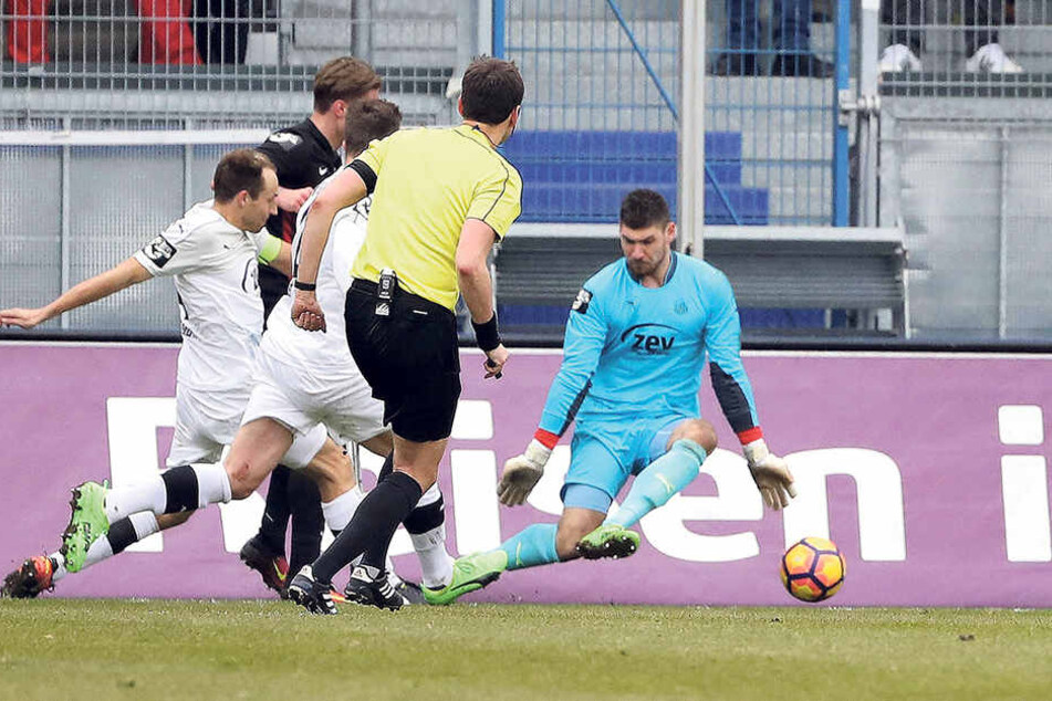 Und wieder war FSV-Keeper Johannes Brinkies (r.) bezwungen- diesmal durch Manuel Schäffler!