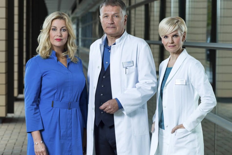 v.l.n.r.: Alexa Maria Surholt (spielt Verwaltungschefin Sarah Marquardt), Thomas Rühmann (Dr. Roland Heilmann) und Andrea Kathrin Loewig (Dr. Kathrin Globisch).