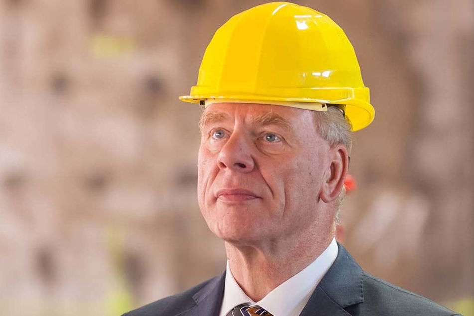Neues Problem für den Bauherren: Sachsen Finanzminister Georg Unland (63, CDU) bekommt es mit Wismut-Schotter zu tun.