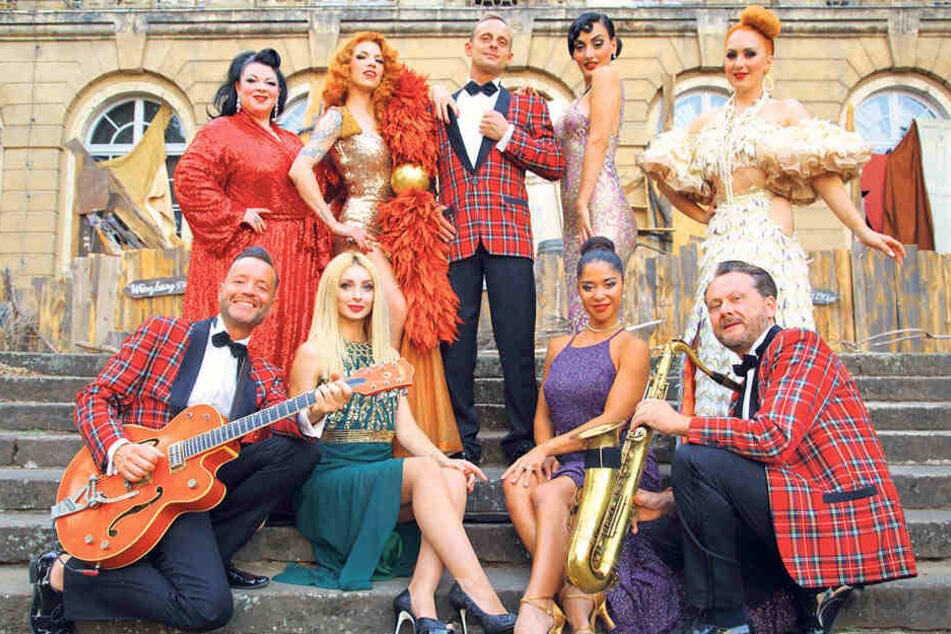 Sechs Burlesque-Künstlerinnen und die Firebirds-Musiker versprechen bis 7. September prickelnde Nächte auf Schloss Übigau.