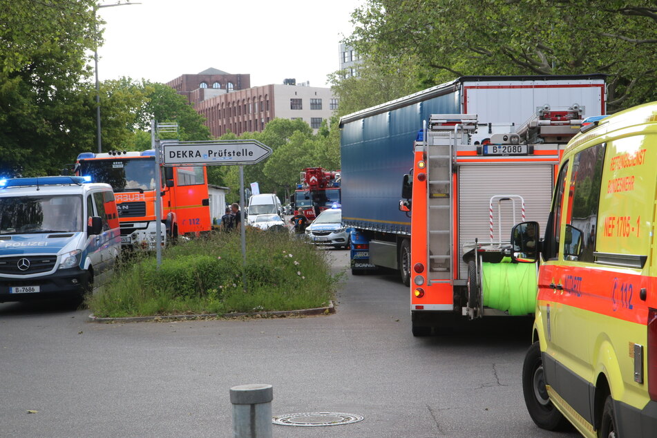 Bei einem schweren Unfall in Berlin-Tempelhof ist eine Person ums Leben gekommen.