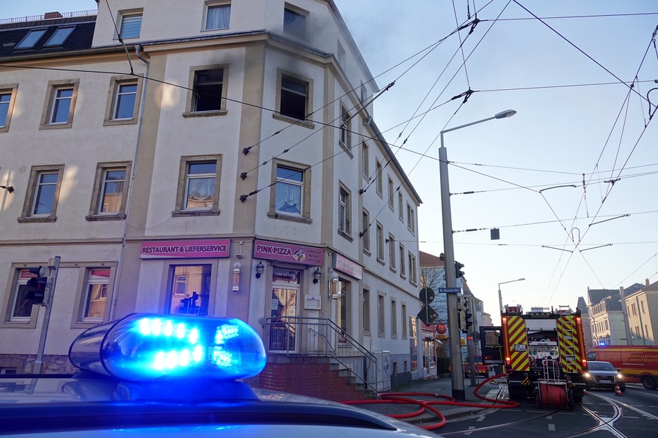 Dresden: Feuer in Mehrfamilienhaus: Mann liegt bewusstlos in brennender Wohnung