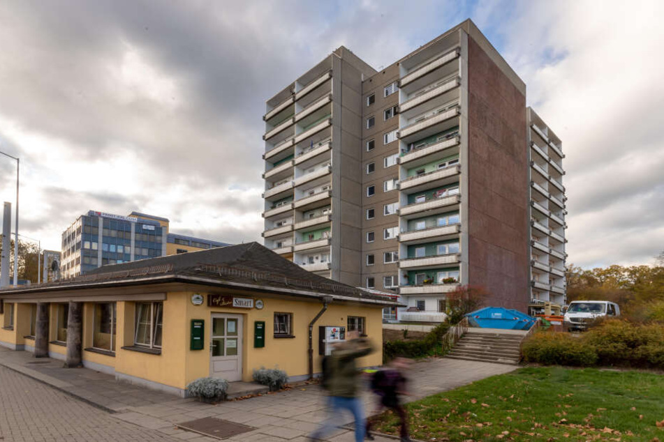 Auch das Hochhaus am Falkeplatz wird rundum saniert. Bis September 2020 wird die Fassade inklusive Balkone erneut, ebenso die 94 Wohnungen.