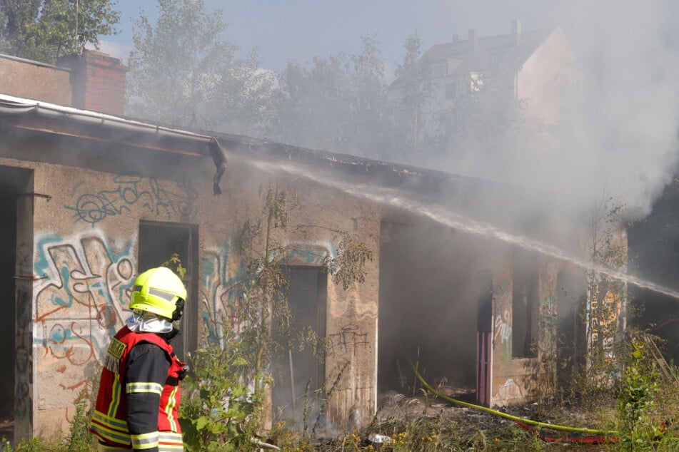 Chemnitz: Große Rauchwolke in Chemnitz: Sperrmüll in Garagenkomplex abgefackelt